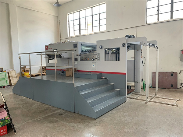 模(mo)切機設(she)備